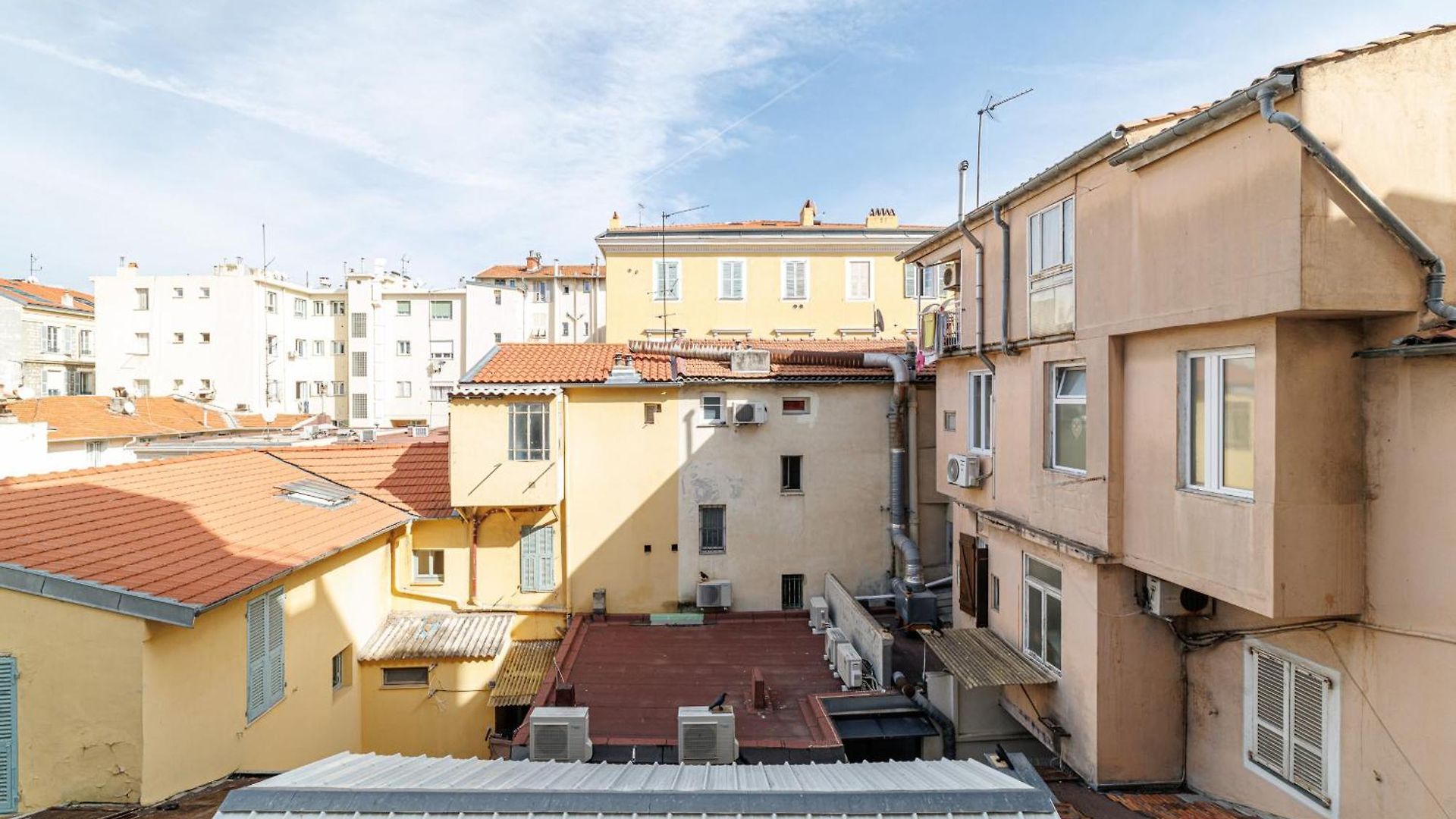 Wide & 3 Bdr - Ac & Balcony Apartment *