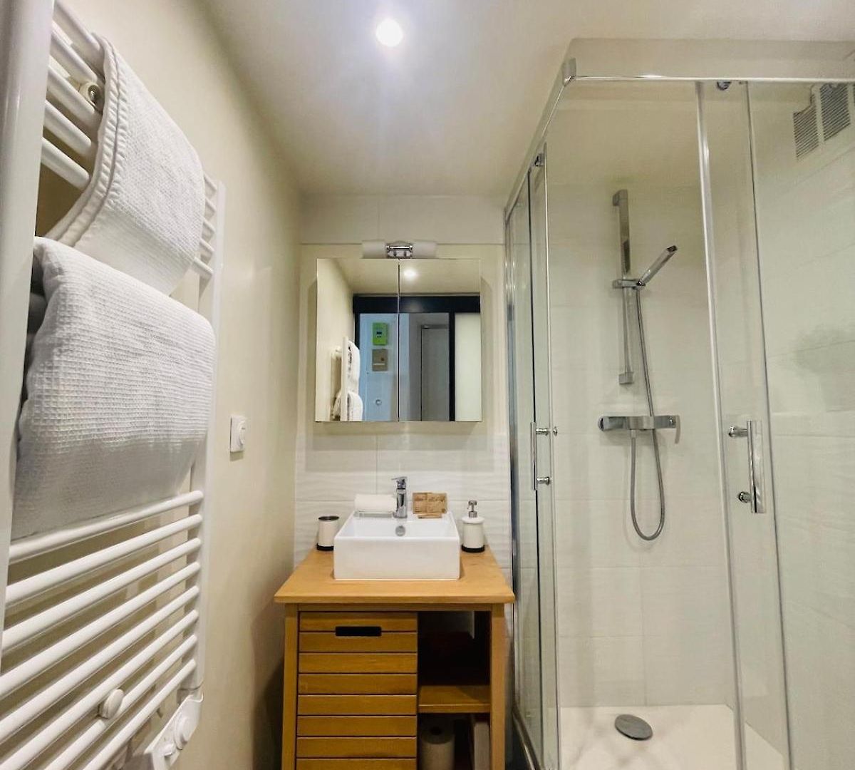 Bright Modern Studio, Port, Walk To Tram And Beach!