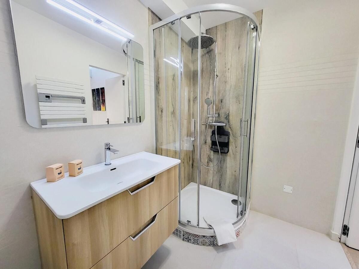 Apartment Aux Portes Du Vieux-nice - 2chambres / 4 Personnes - & A/c *