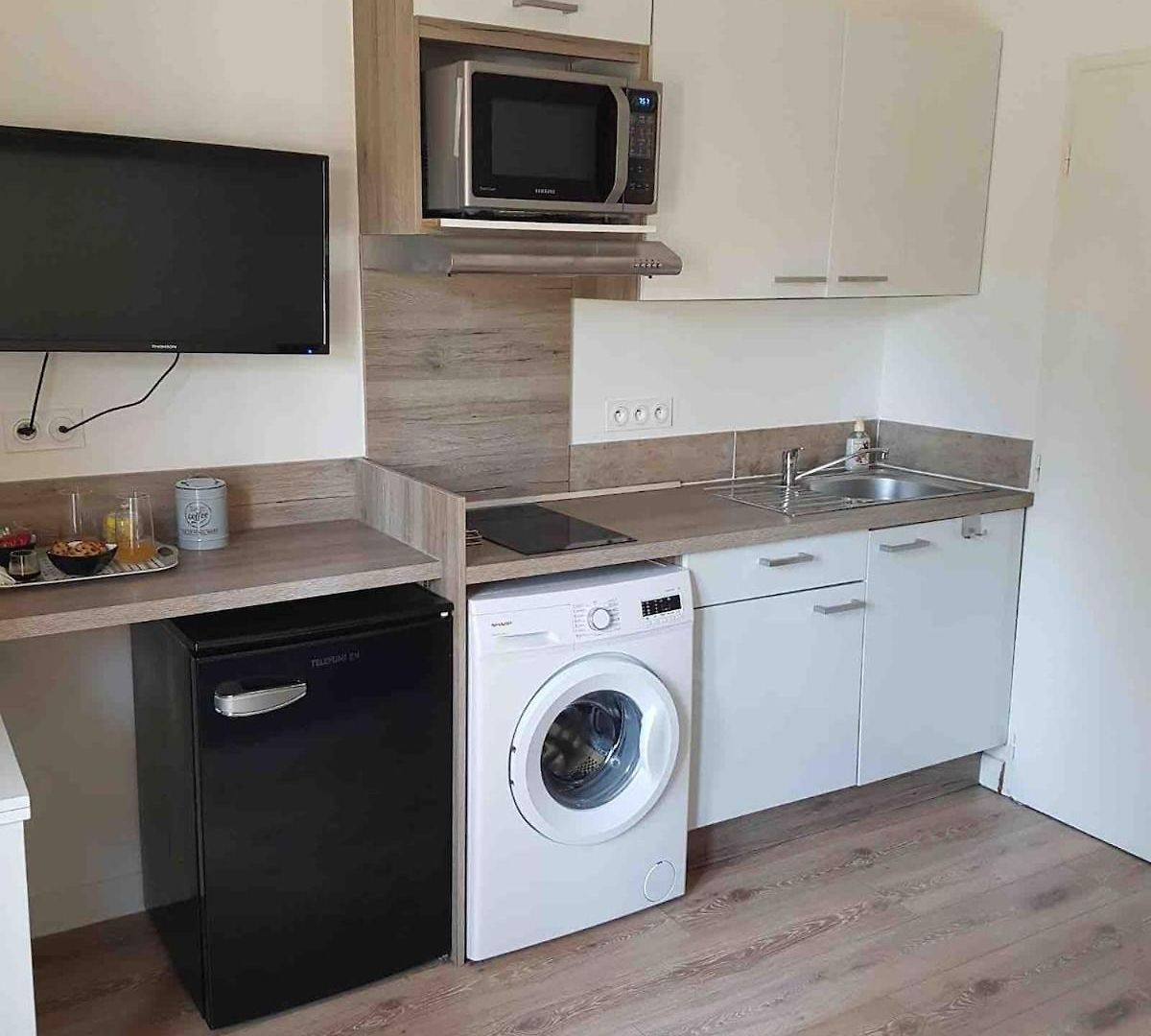 Promenade Des Anglais-2 Mins Walk To Beach- Charming Duplex -air Conditioning Wi-fi