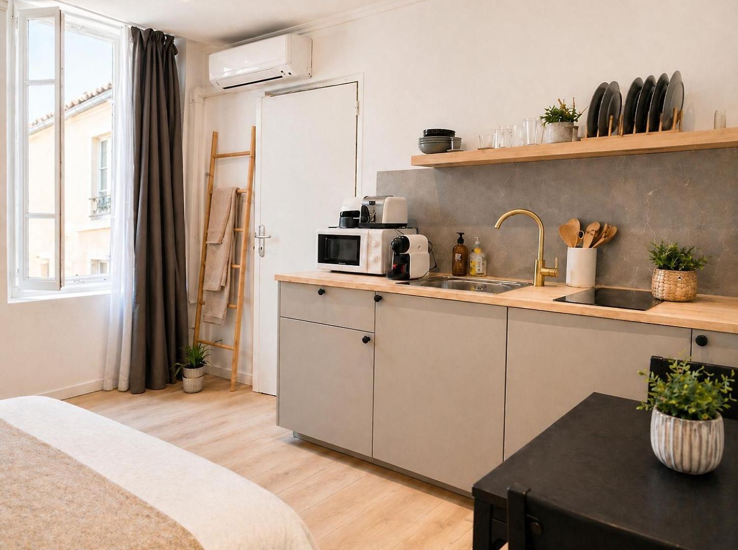 Lovely Renovated Golden Square Pedestrian Appartement