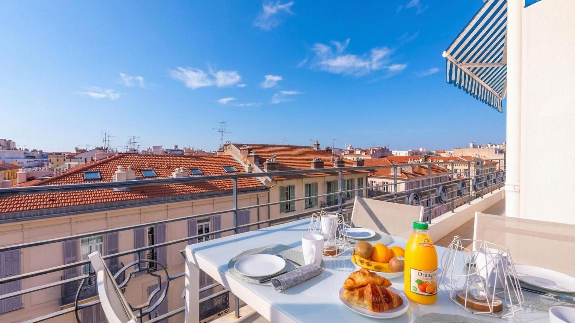 Rooftop At Palais De La Buffa - Happy *