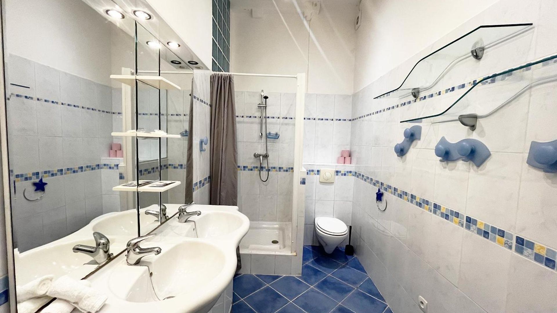 Riviera: Old Town Getaway, Steps From Apartment 3*