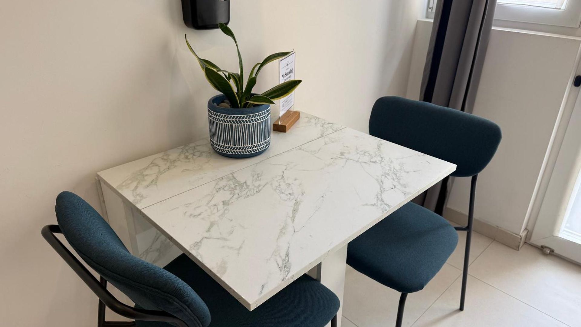 Appartement Coastal Gem - Private Parking & Air Conditioning *