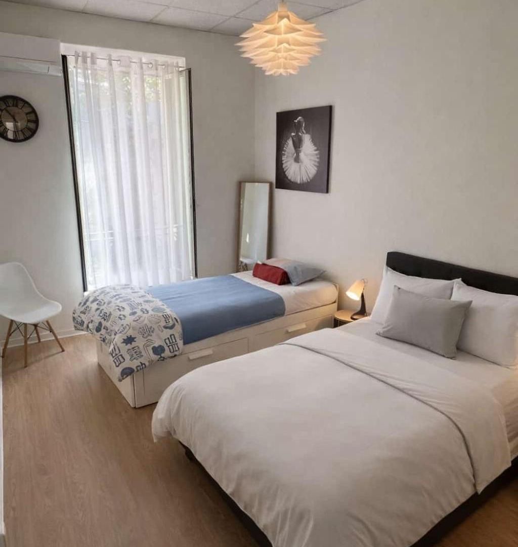 Beautiful Spacious Air Conditioned - Center