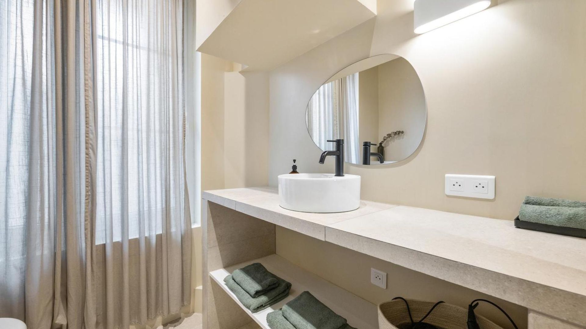 Le George Apartment