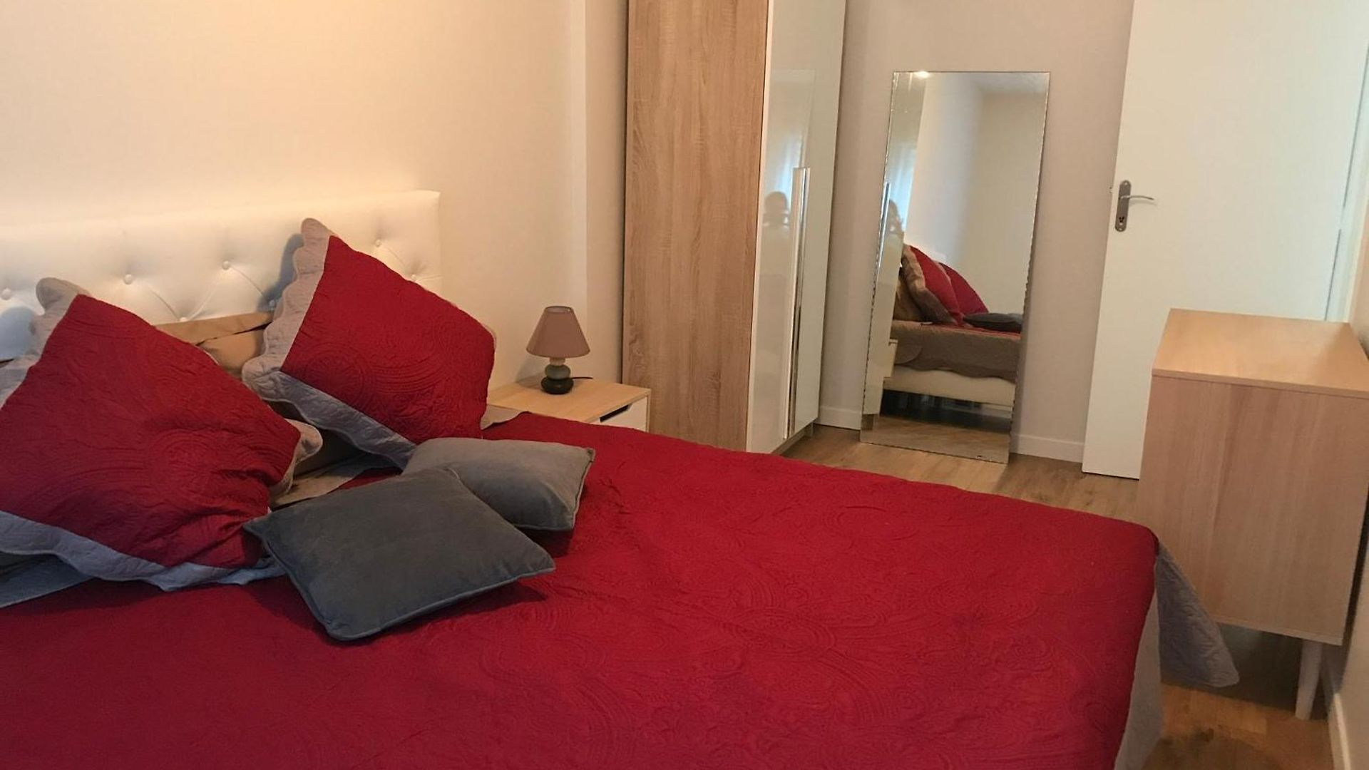 Spacious 2 Bedroom 1 Block From Beaches - And The Tram *