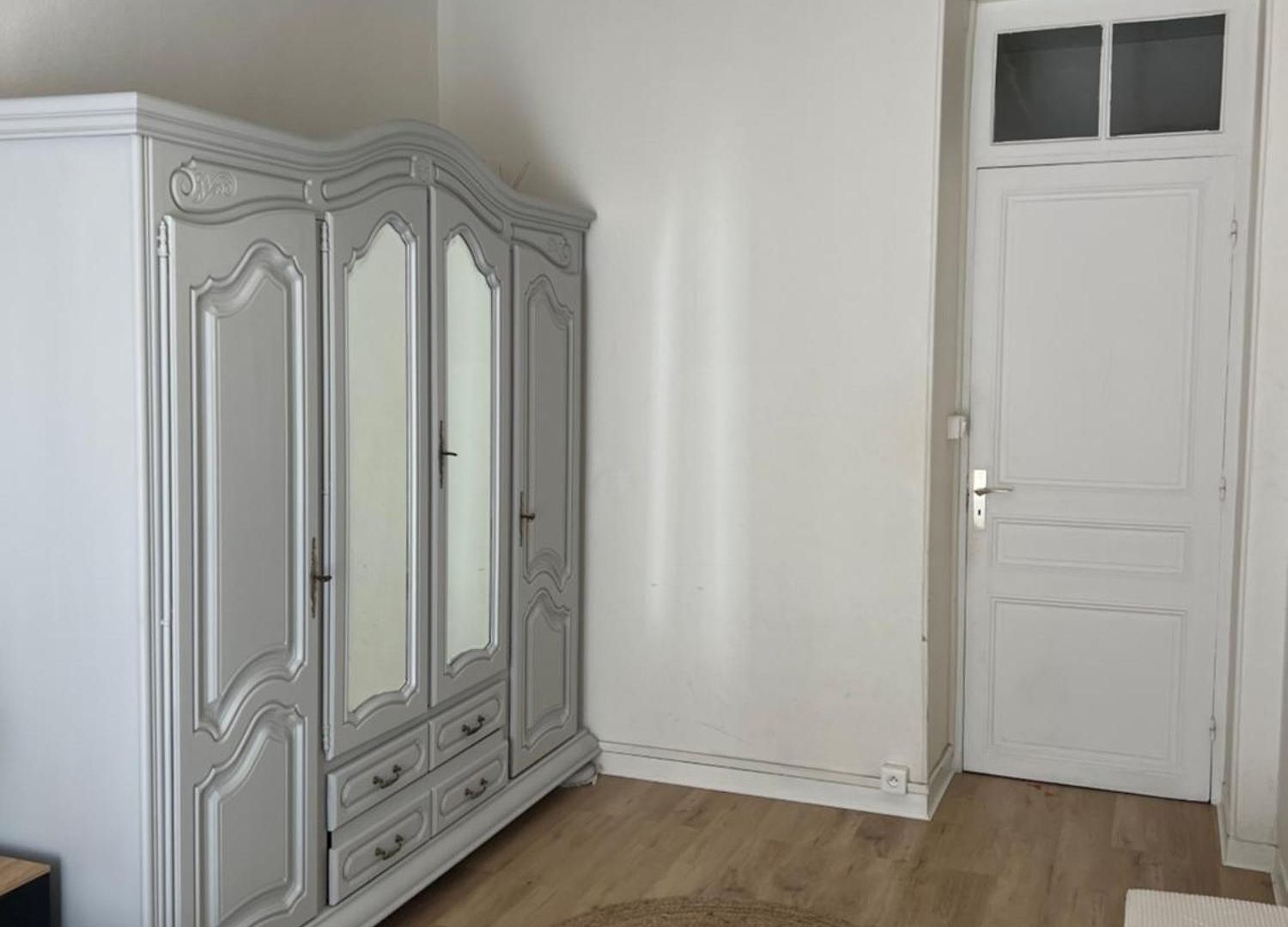 Beautiful Spacious Air Conditioned - Center Apartment