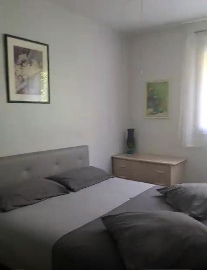Spacious 2 Bedroom 1 Block From Beaches - And The Tram Nice