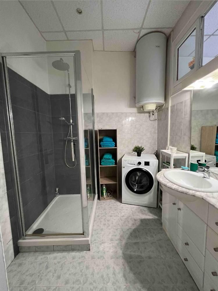 Beautiful Spacious Air Conditioned - Center