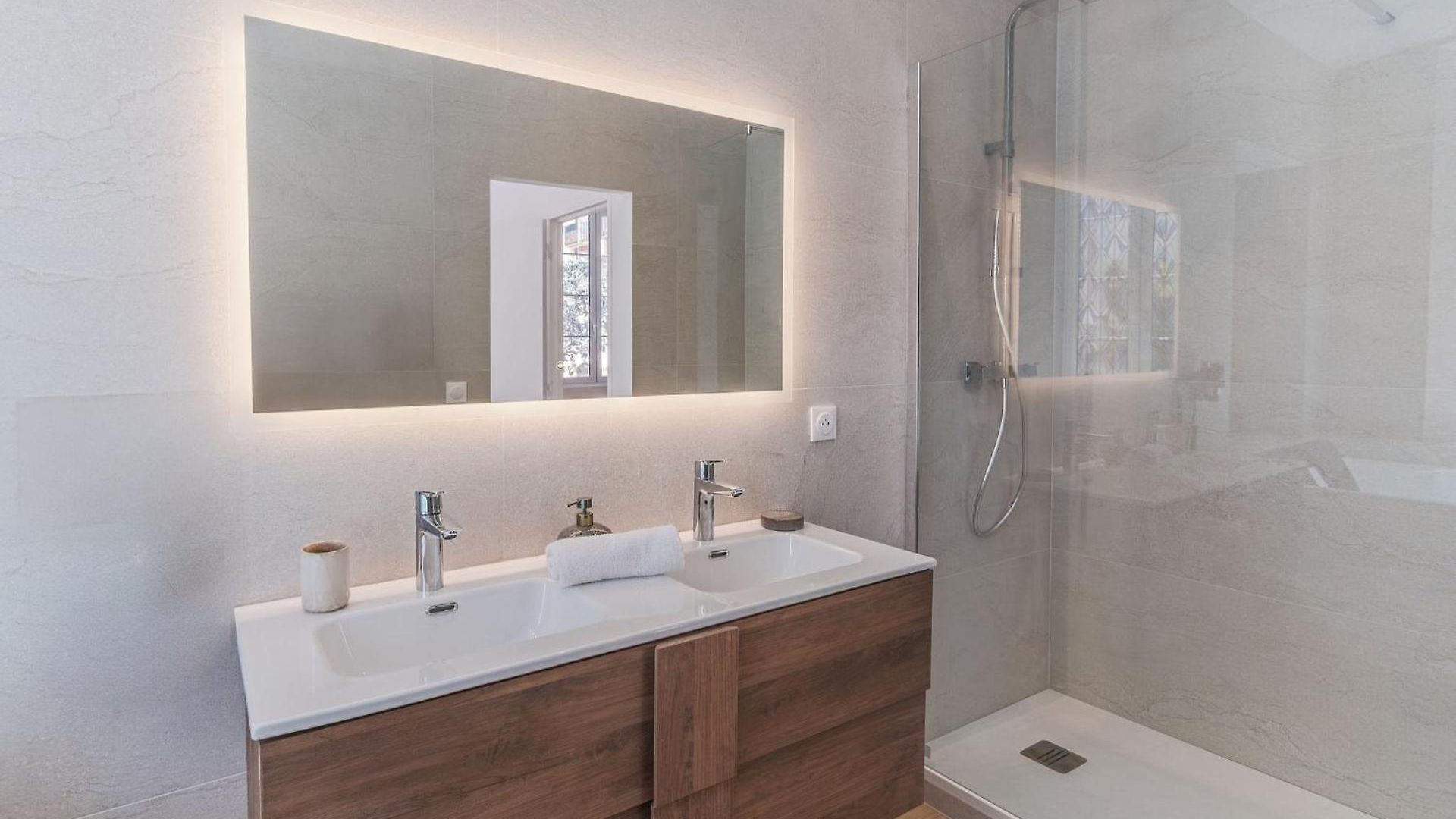 Magnifique - Jacuzzi - Port De Appartement