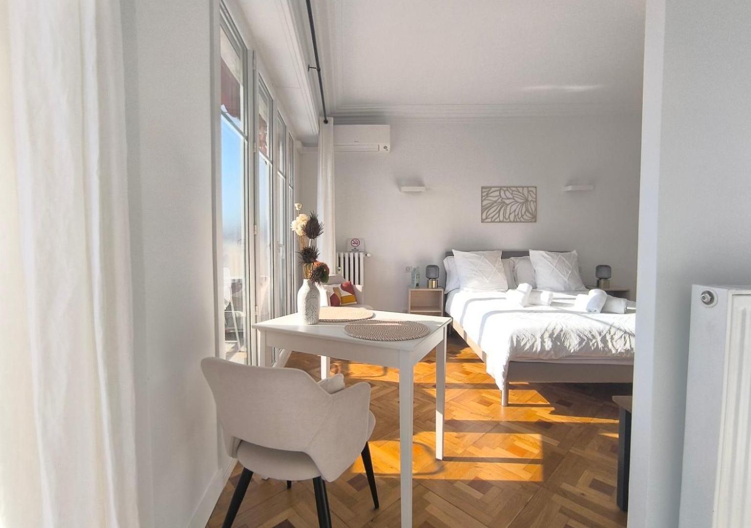 Renovated With Balcony & Side Sea View 25 Bis Promenade Des * Nice