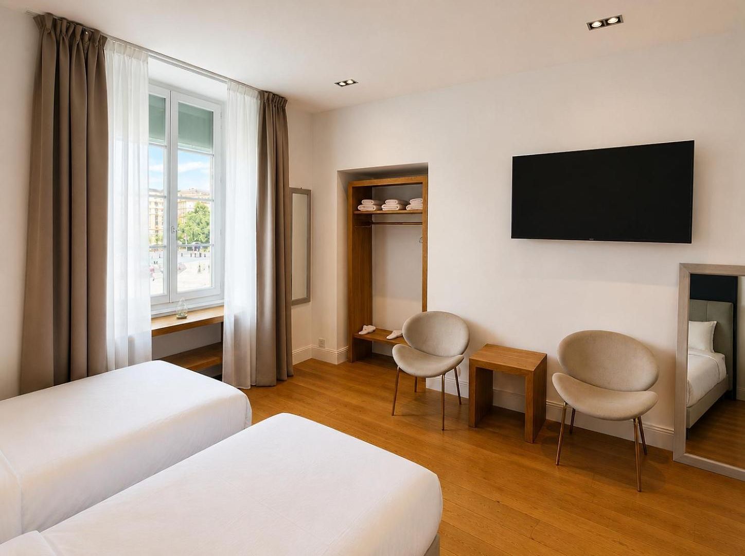 Hotel De La 2*