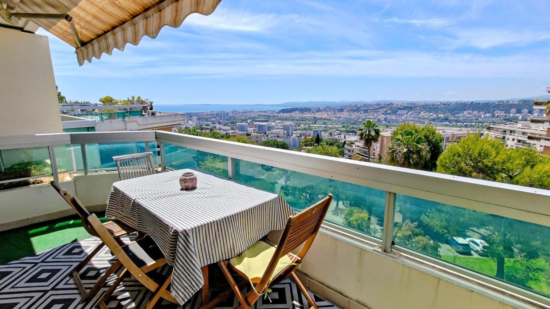 2 Bedroom Flat With Terrasse & Car-park Ouest Apartment *
