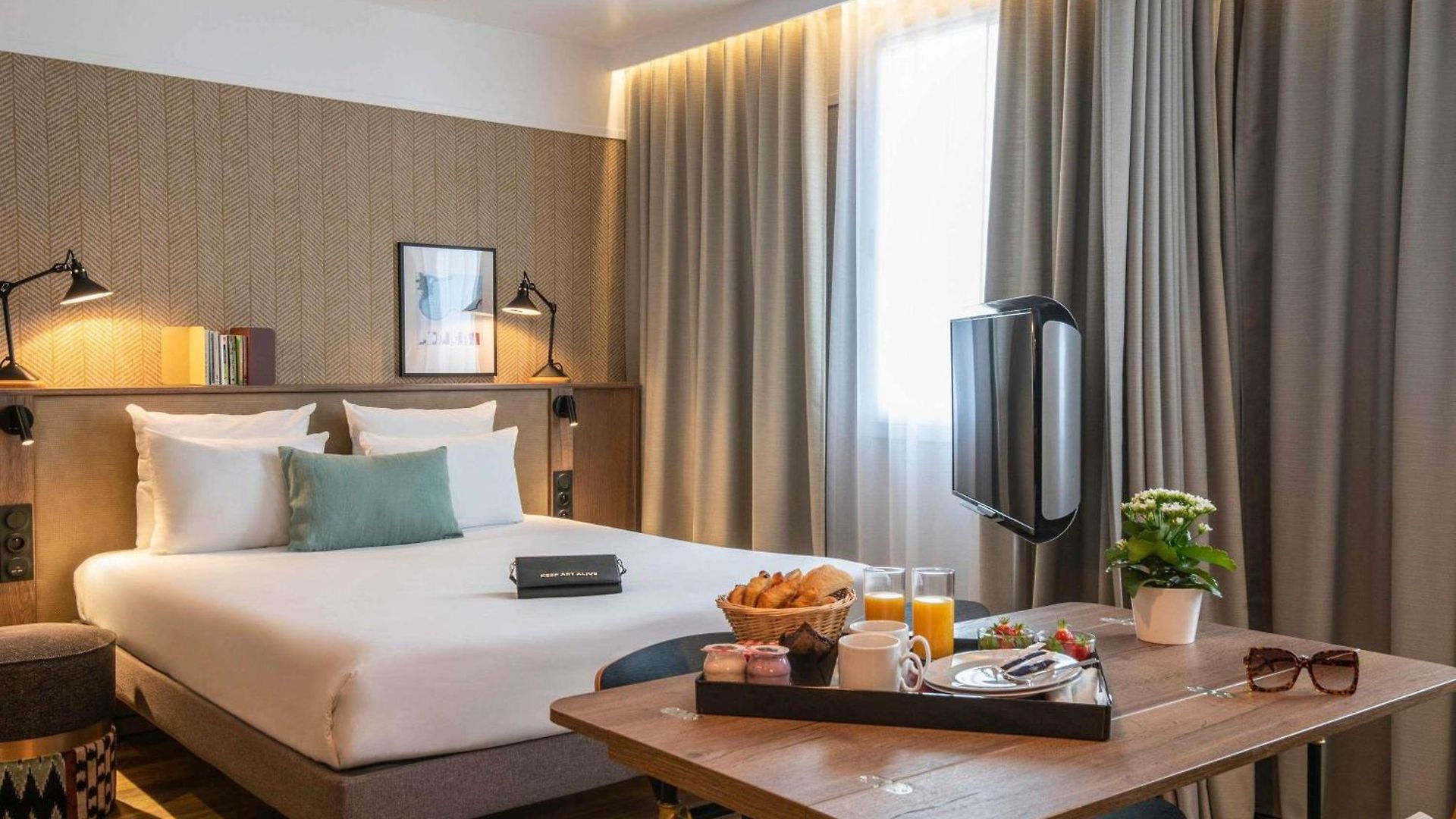 Novotel Airport 4*