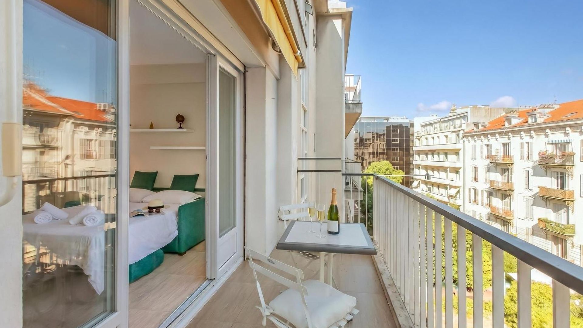 Mogador - Close To The - Happy * Nice