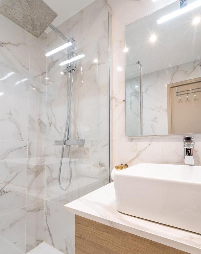 2 Pieces En Etage Eleve, Centre-ville Au Calme, Petite Vue *