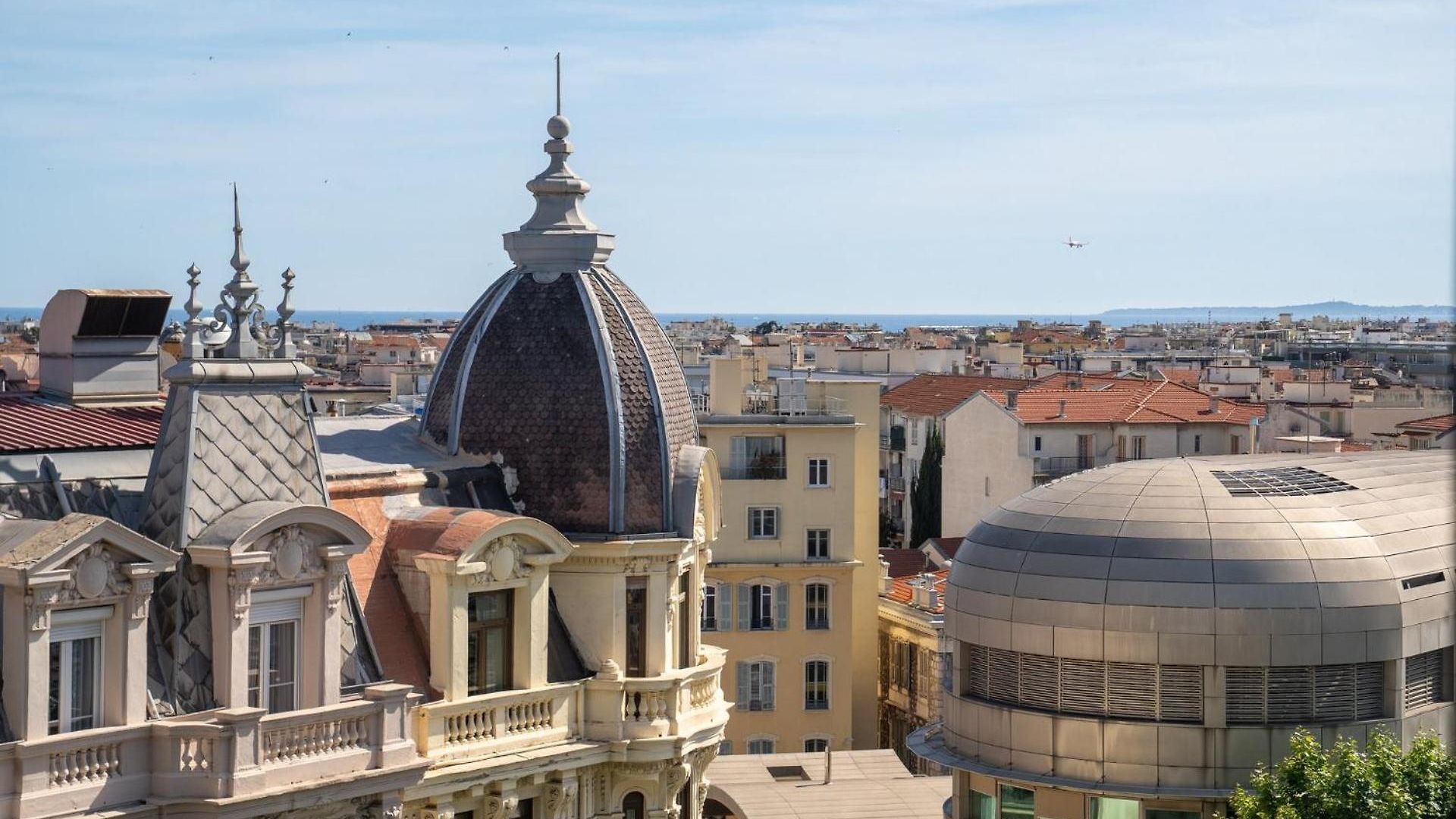 2 Pieces En Etage Eleve, Centre-ville Au Calme, Petite Vue