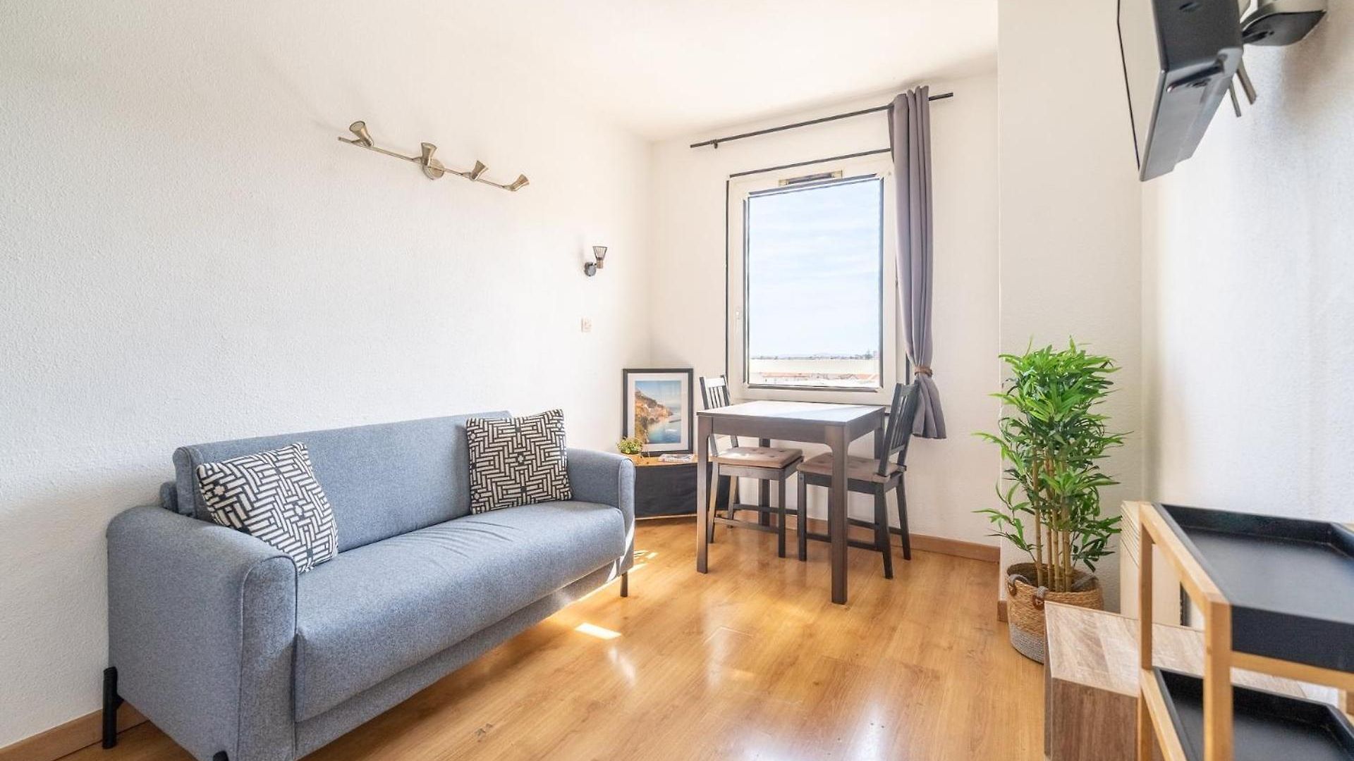 2 Pieces En Etage Eleve, Centre-ville Au Calme, Petite Vue *