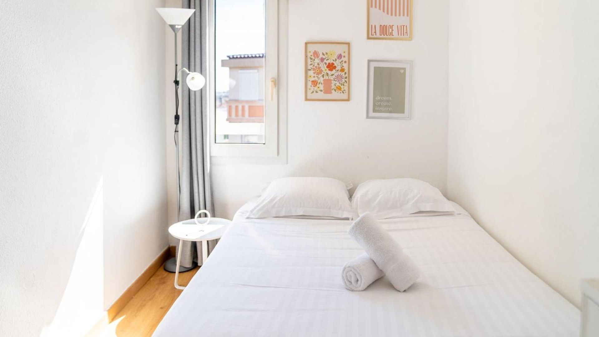 2 Pieces En Etage Eleve, Centre-ville Au Calme, Petite Vue Nice