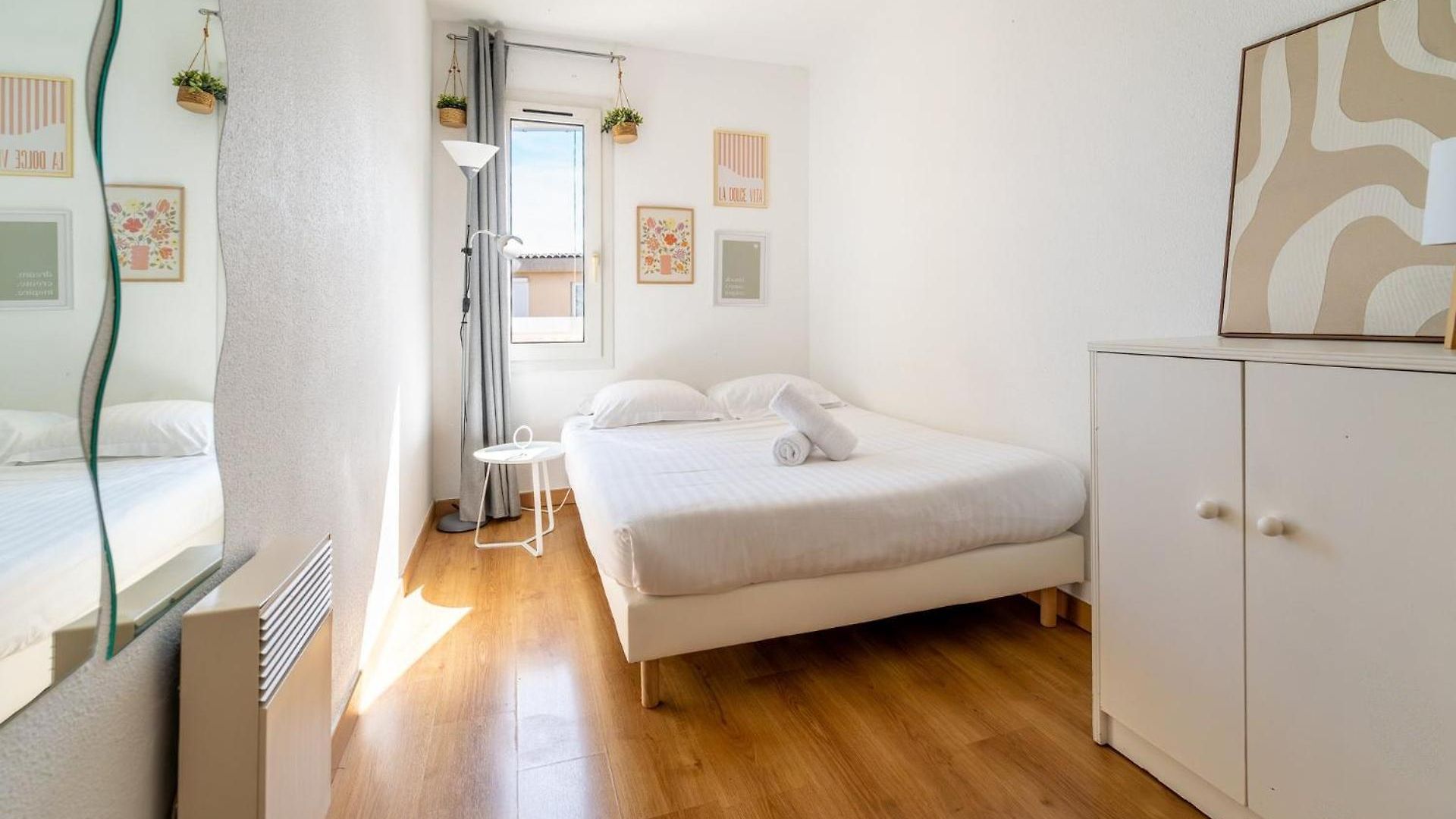2 Pieces En Etage Eleve, Centre-ville Au Calme, Petite Vue * Nice