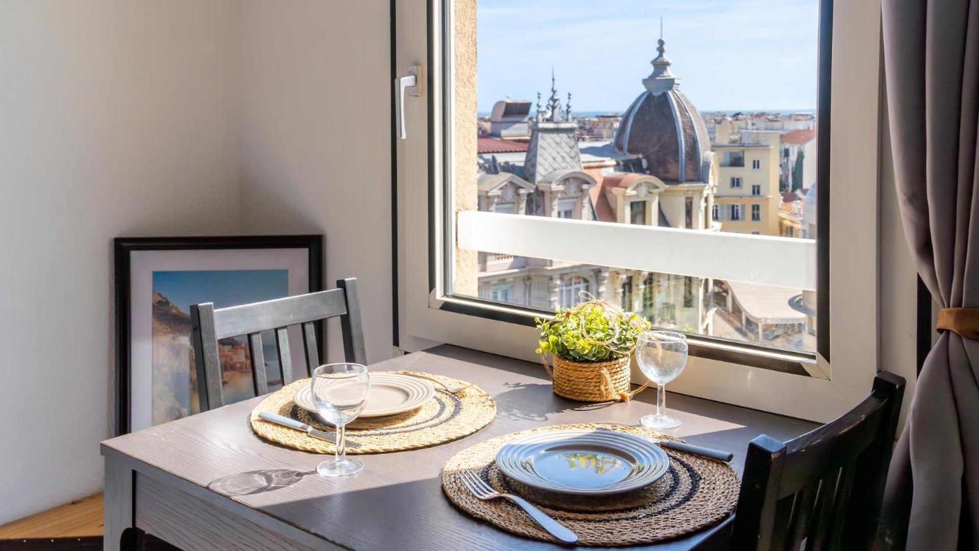 2 Pieces En Etage Eleve, Centre-ville Au Calme, Petite Vue