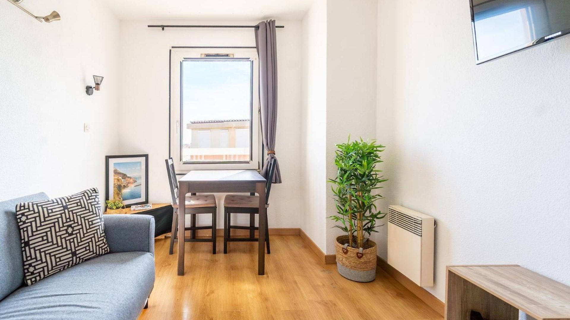 2 Pieces En Etage Eleve, Centre-ville Au Calme, Petite Vue Apartment