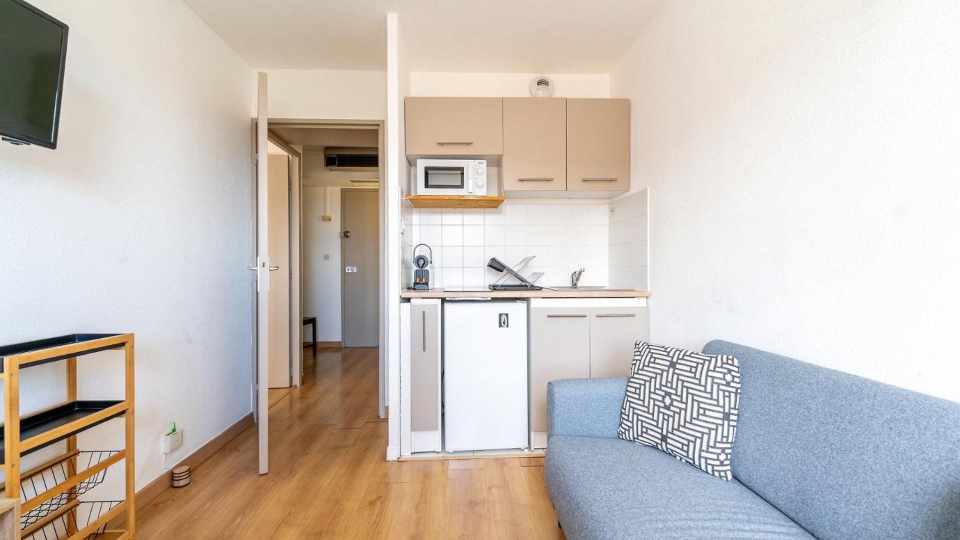 2 Pieces En Etage Eleve, Centre-ville Au Calme, Petite Vue Apartment *