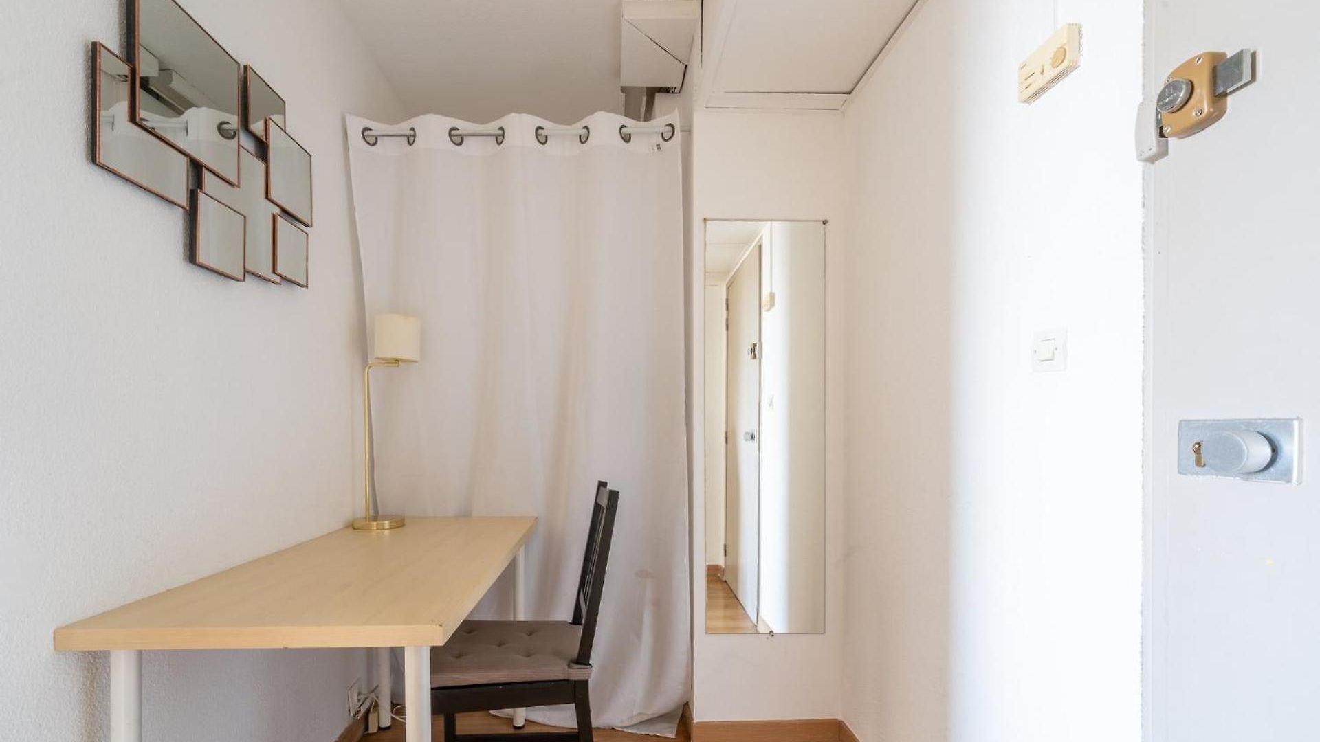 Apartment 2 Pieces En Etage Eleve, Centre-ville Au Calme, Petite Vue *