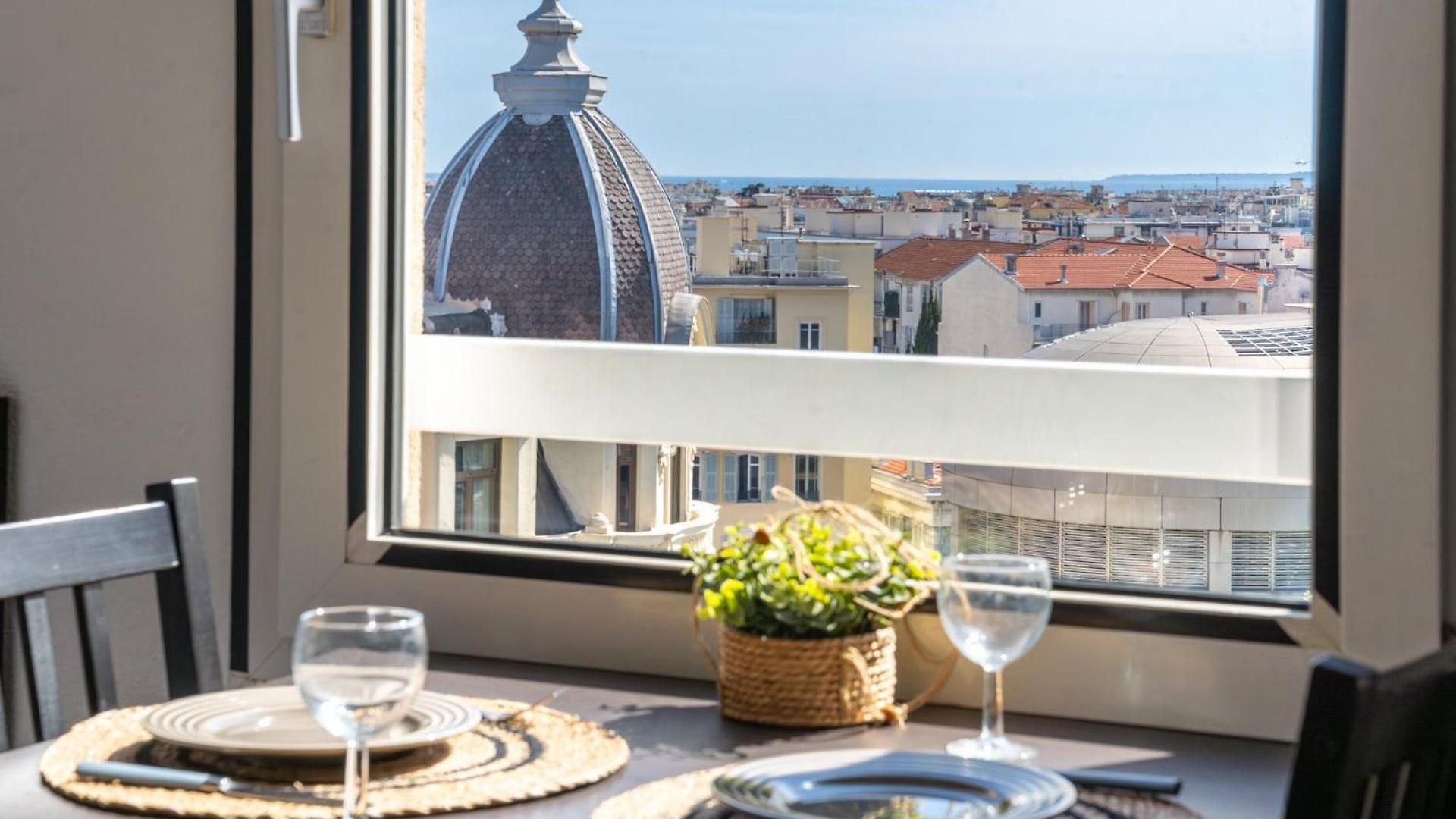 2 Pieces En Etage Eleve, Centre-ville Au Calme, Petite Vue * Nice
