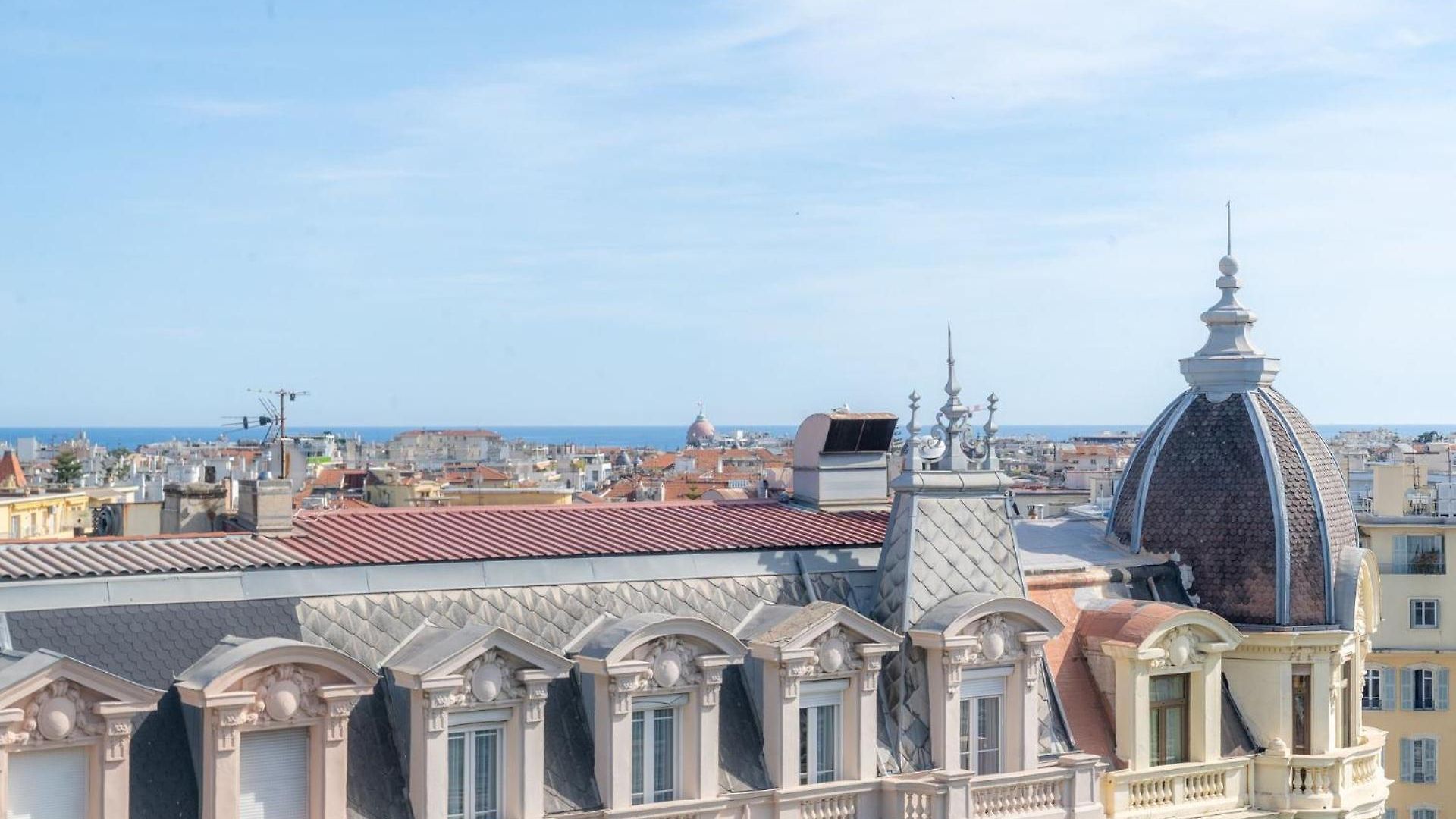 2 Pieces En Etage Eleve, Centre-ville Au Calme, Petite Vue Apartment