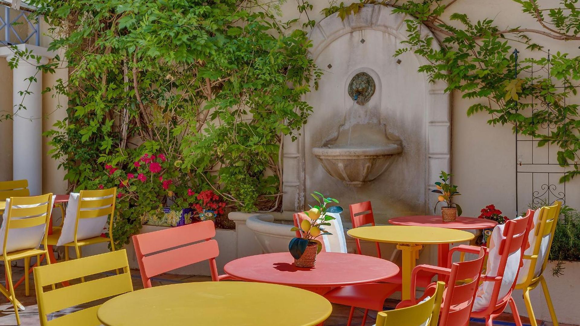 De La Fontaine Hotel