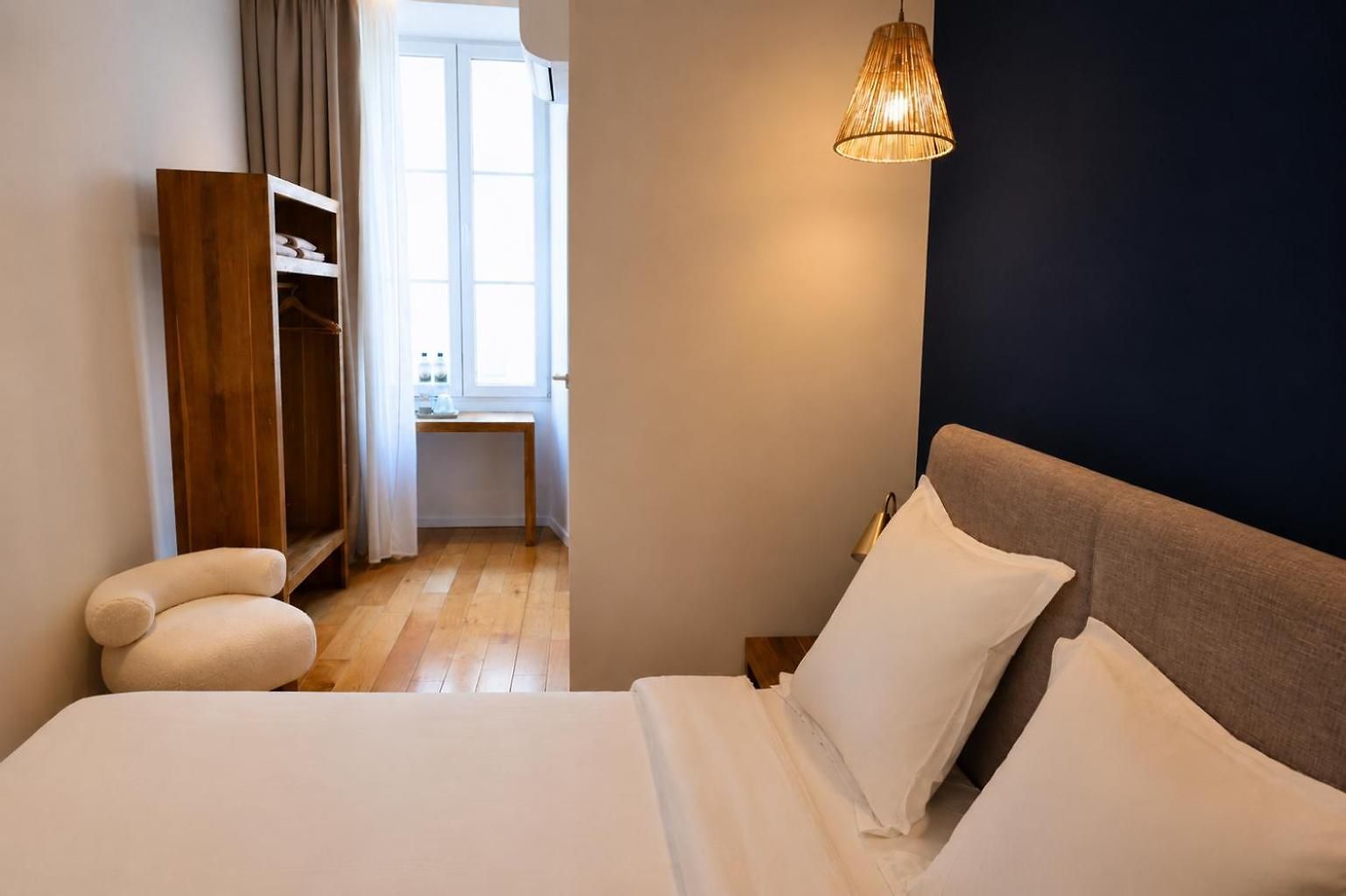 Hotel De La 2*