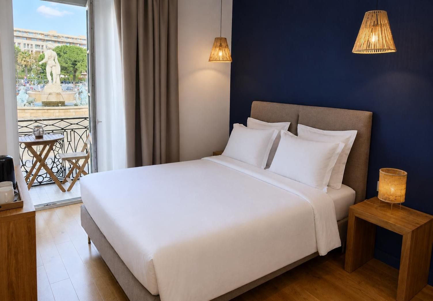 Hotel De La 2*