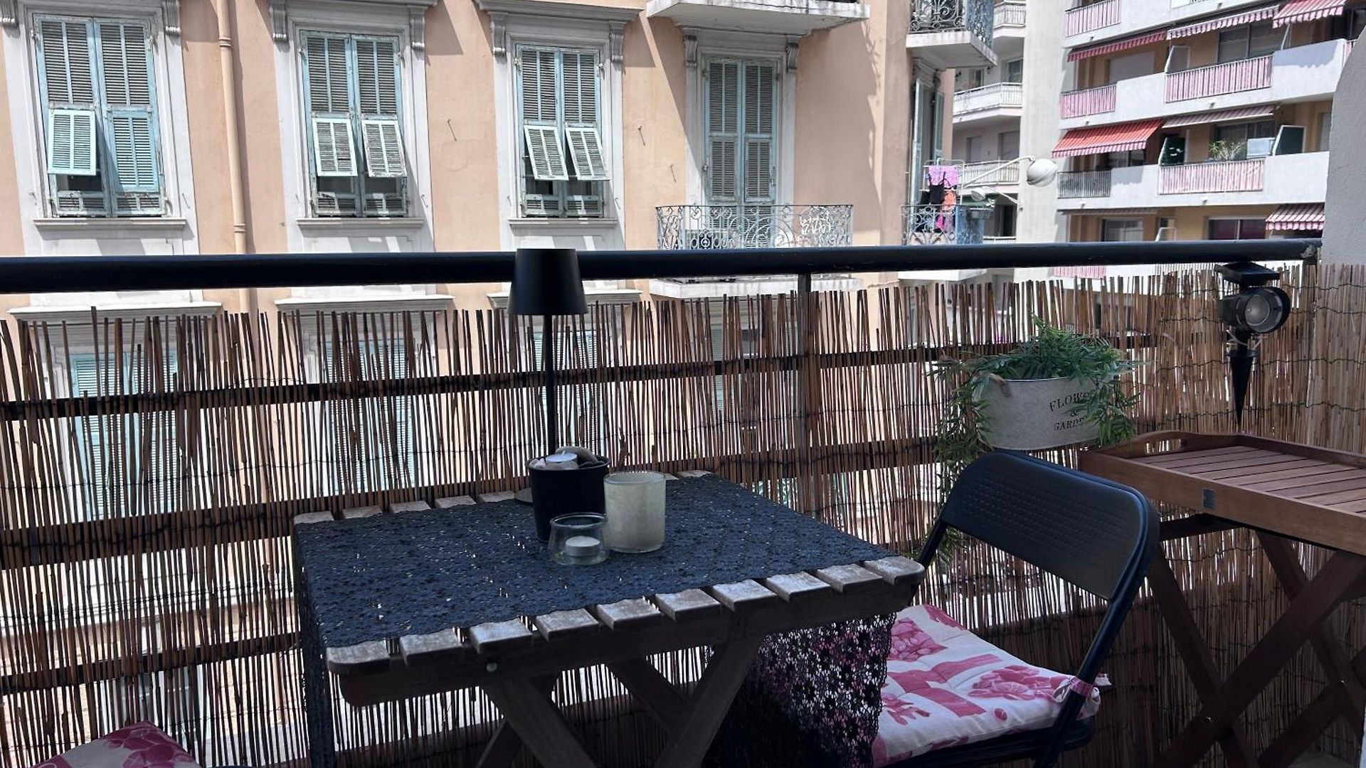 Lumineux Avec Balcon à Proximité De La