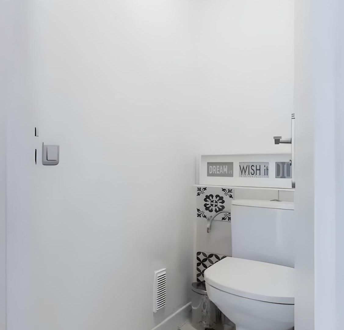 Beautiful & Spacious 2 Bed Near Center * Nice