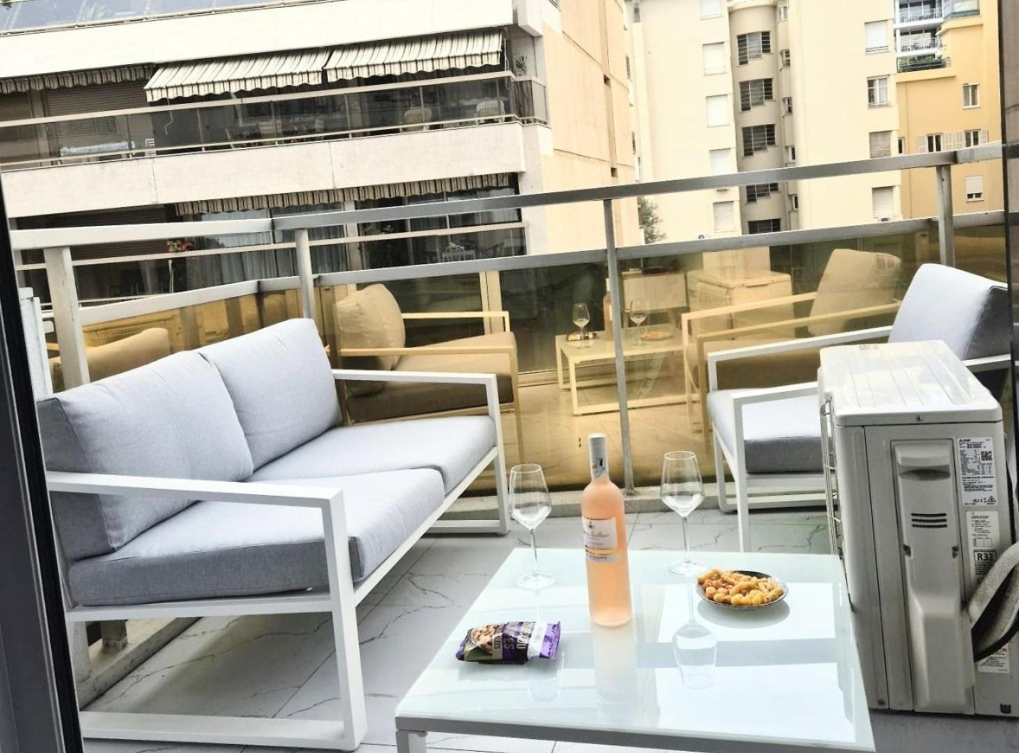 Royal Lux Spacious Seaside Pool Appartement