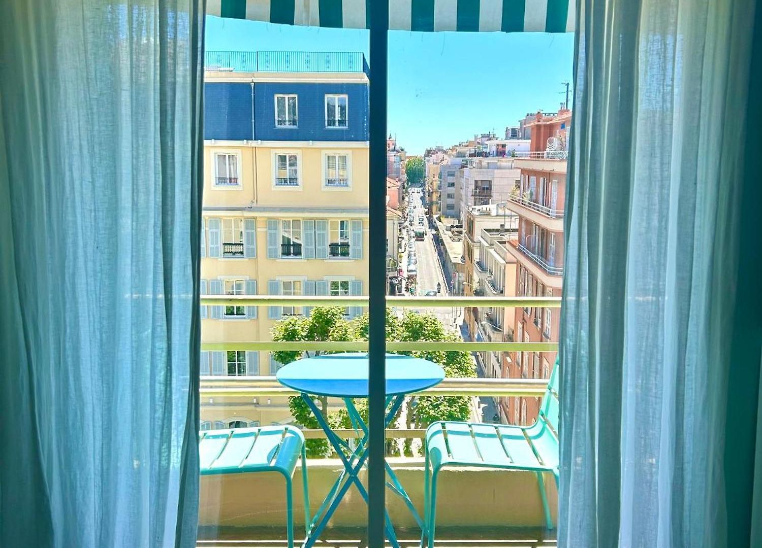 Appartement Spacieux studio Happy Home en dernier étage avec balcon à 7 minutes de marche du vieux Nice et de la mer *