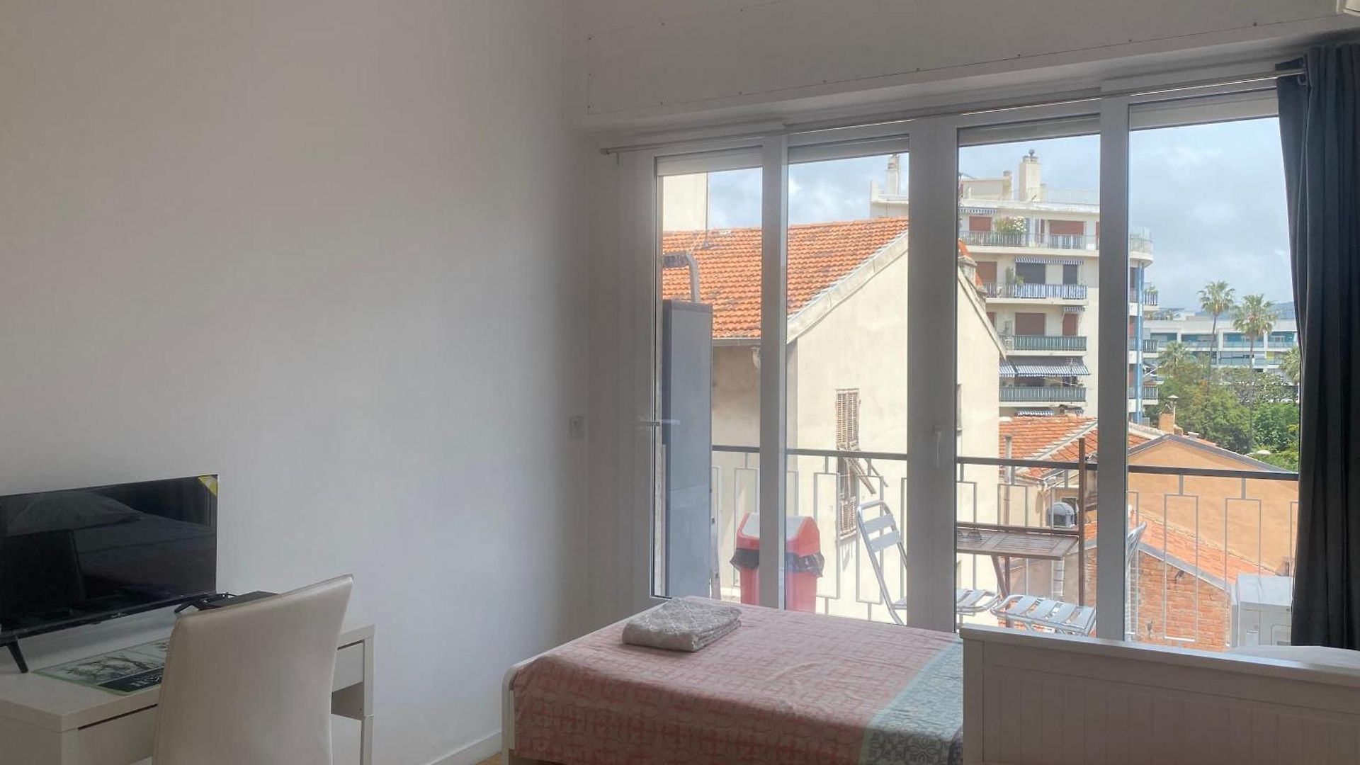 Mirela's Private With Key, Ac, Lift & Balcony In The Center Of On The Cote D'azur Séjour chez l'habitant *