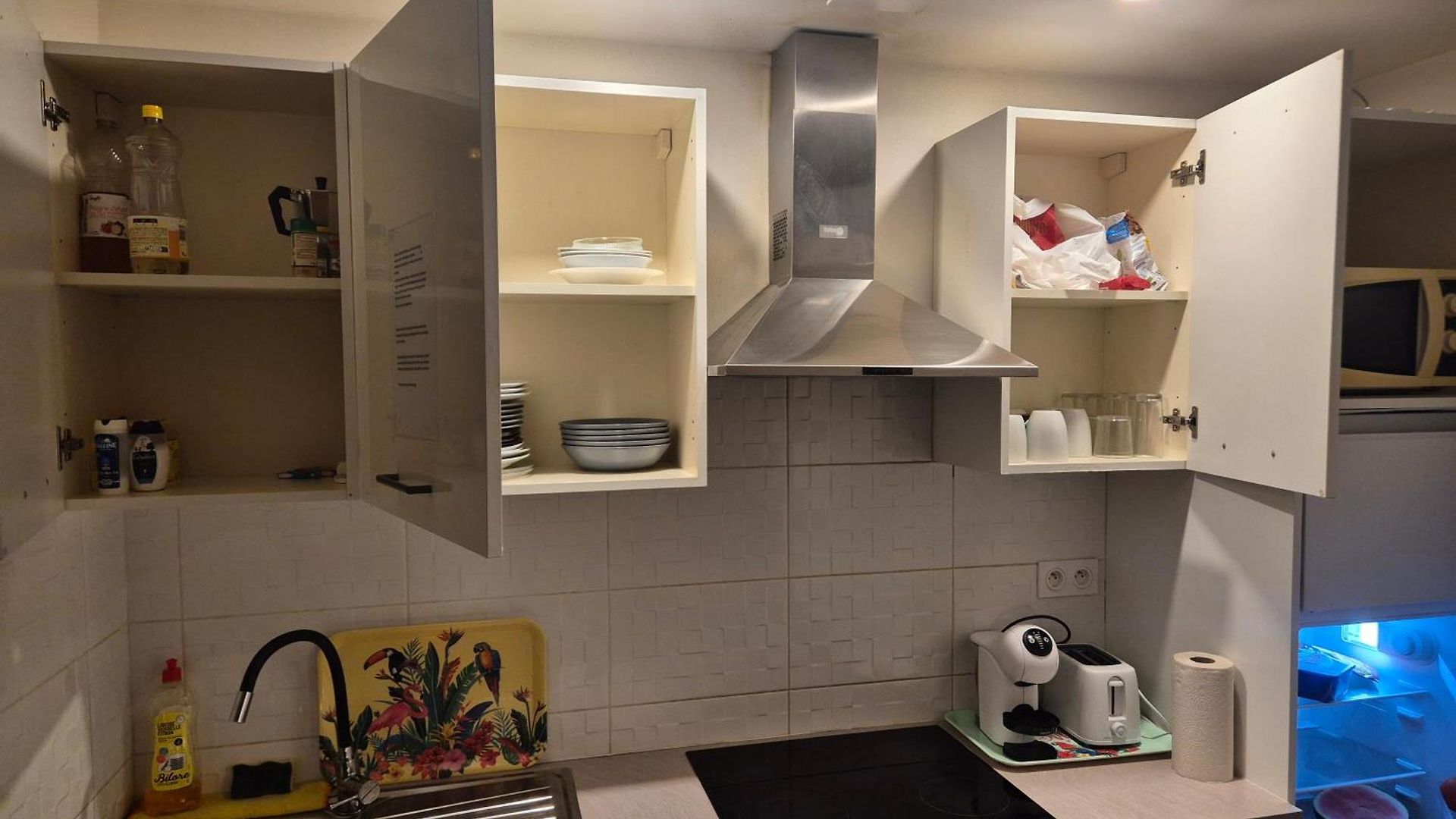 Private room near airport 5 min train 3 min&tram on site, beach 7 min, 2 showers&2 toilets , Chambres privatives proche aéroport 5 min train 3 min et tramway sur place, plage 7 min, 2 douches et 2 wc Couette-café *
