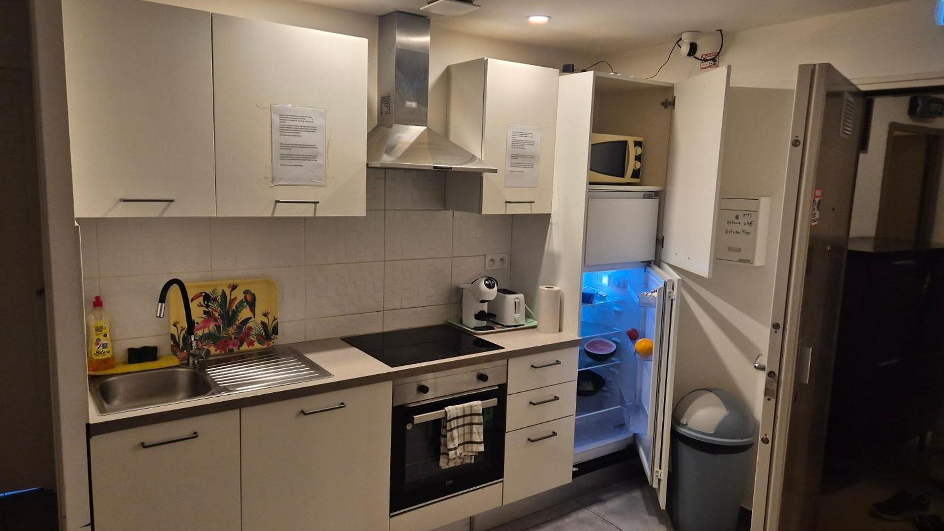 Couette-café Private room near airport 5 min train 3 min&tram on site, beach 7 min, 2 showers&2 toilets , Chambres privatives proche aéroport 5 min train 3 min et tramway sur place, plage 7 min, 2 douches et 2 wc *
