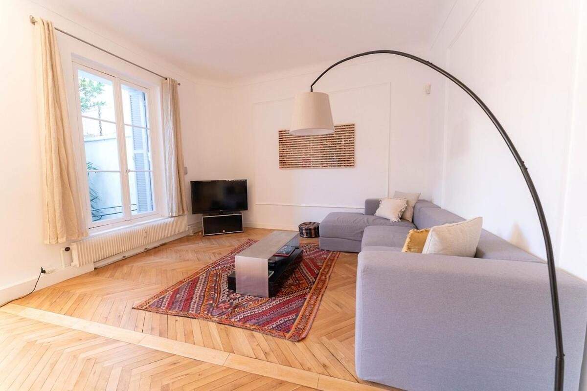 Superbe Avec Jardin Piscine, Garage Apartment