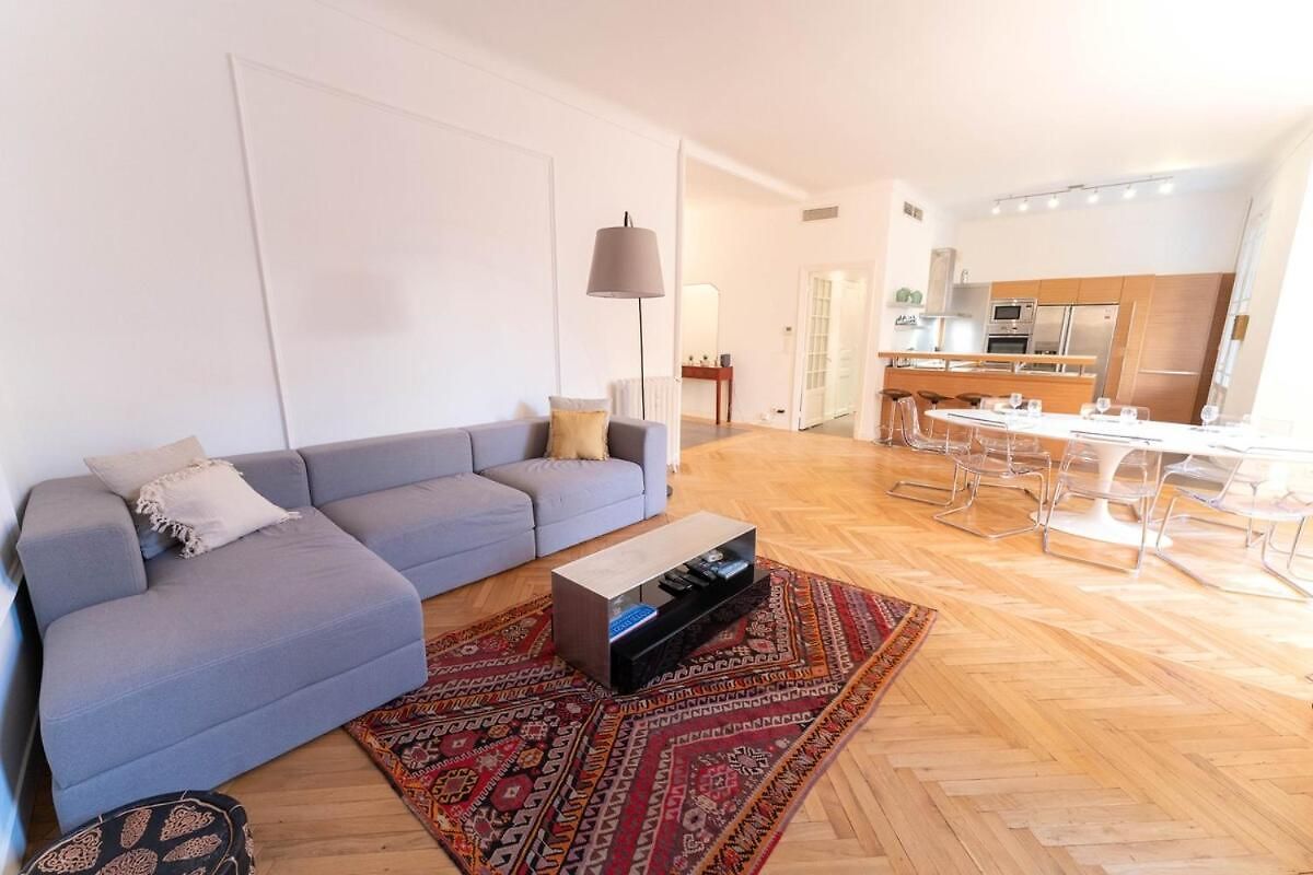 Superbe Avec Jardin Piscine, Garage Apartment