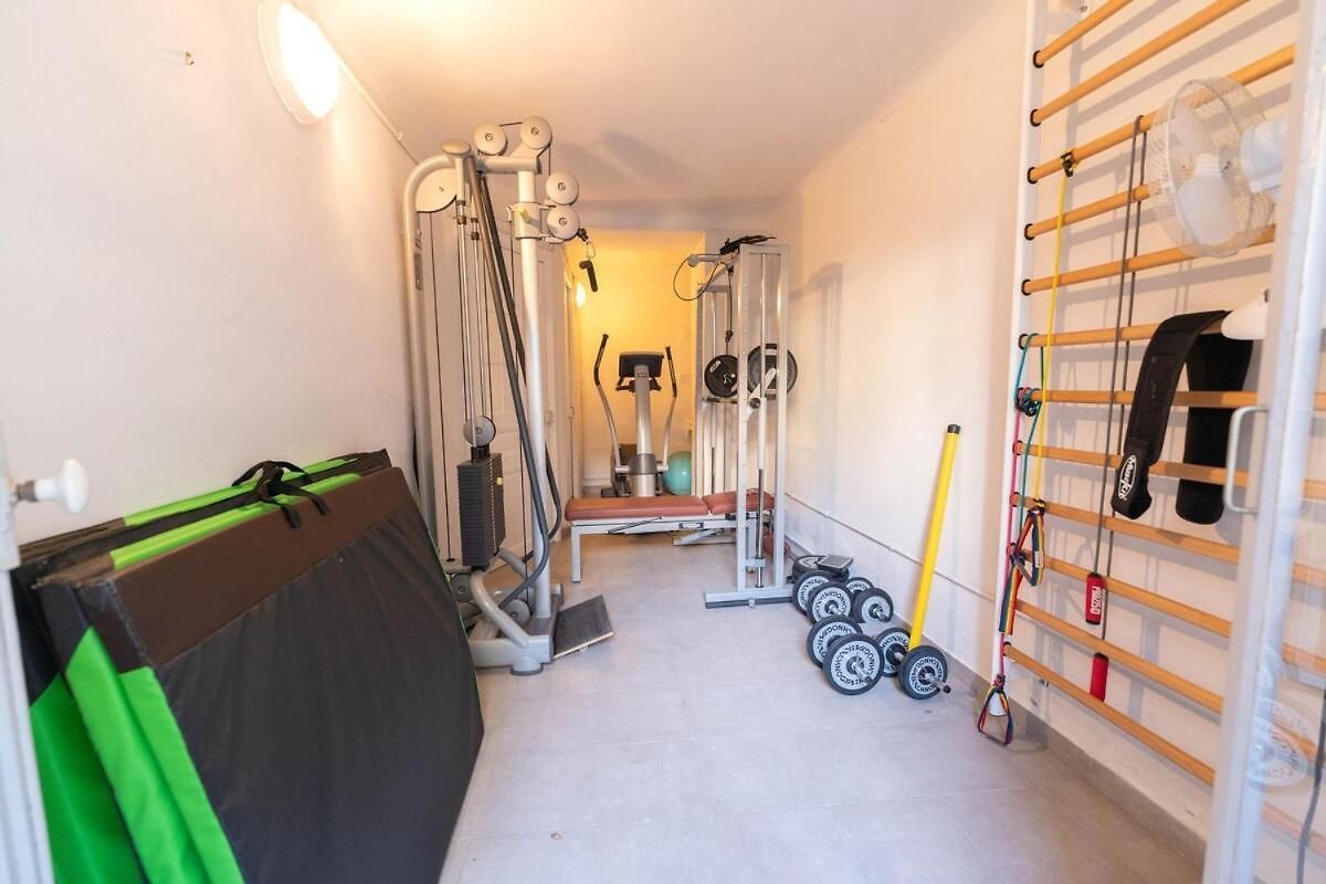Superbe Avec Jardin Piscine, Garage Apartment
