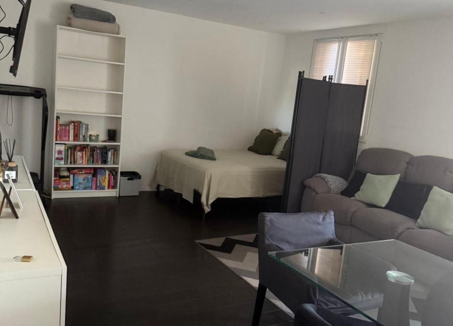 In A Private With Balcony And Free Parking, Close To Types Of Transport And Six Minutes From The Center Séjour chez l'habitant *