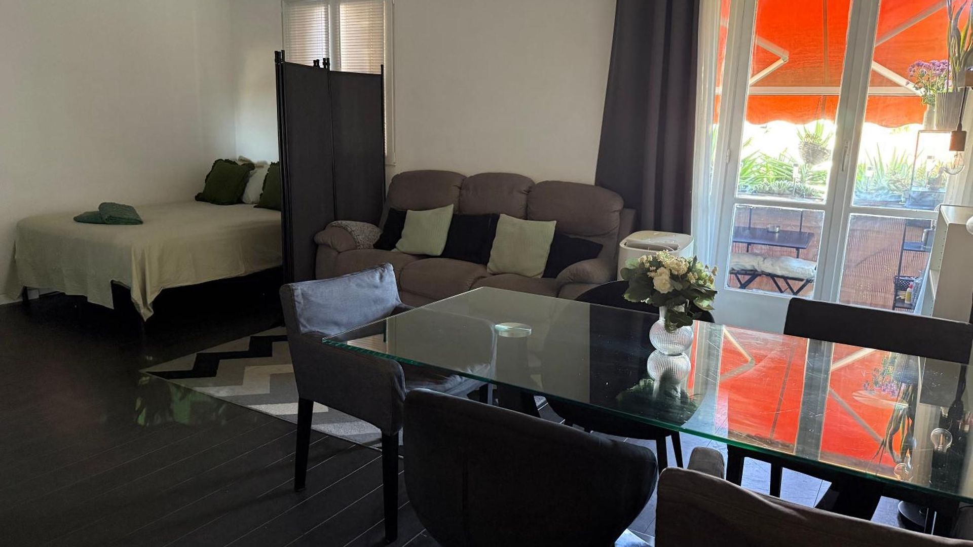Séjour chez l'habitant In A Private With Balcony And Free Parking, Close To Types Of Transport And Six Minutes From The Center