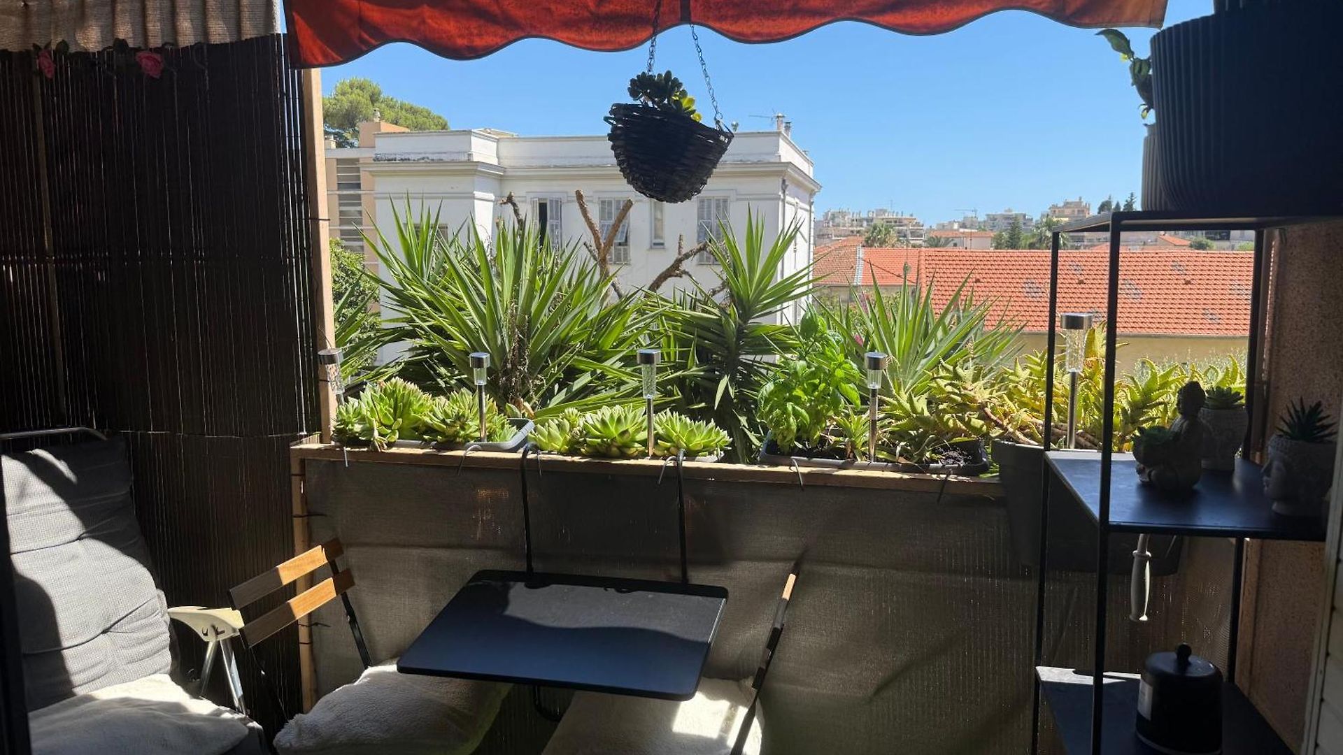 Séjour chez l'habitant In A Private With Balcony And Free Parking, Close To Types Of Transport And Six Minutes From The Center Nice