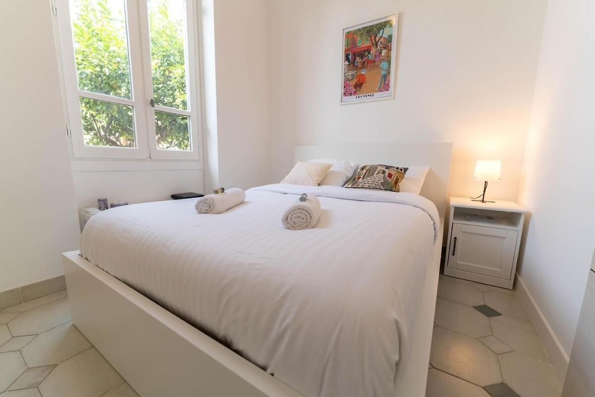 Magnifique Rez De Jardin Port Apartment *