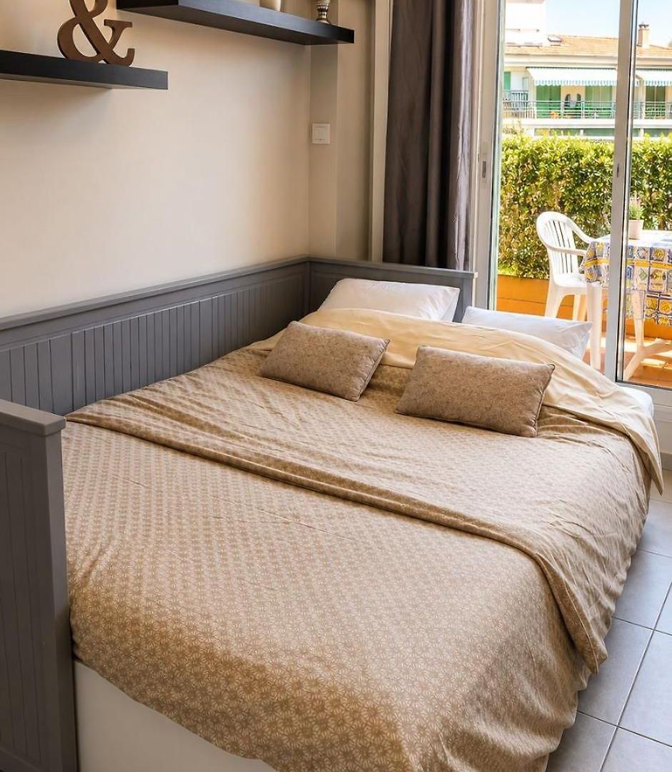 Charming With Terrace In Apartment