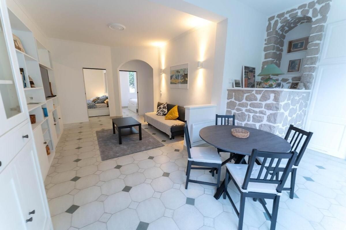 Magnifique Rez De Jardin Port Apartment